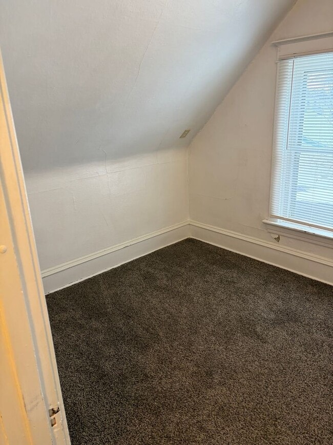 Building Photo - ***RENT SPECIAL*** $300 off rent for the first 2 months*** Charming 2-Bedroom, 1.5-Bath with Gara...