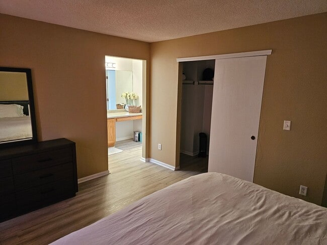 Building Photo - Charming House - Backs To Open Space - Ava...