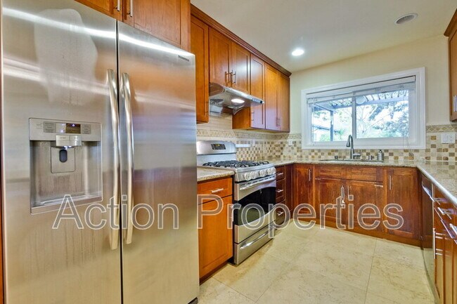 Building Photo - 649 Hollingsworth Dr