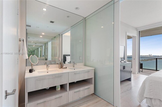 Building Photo - 480 NE 31st St