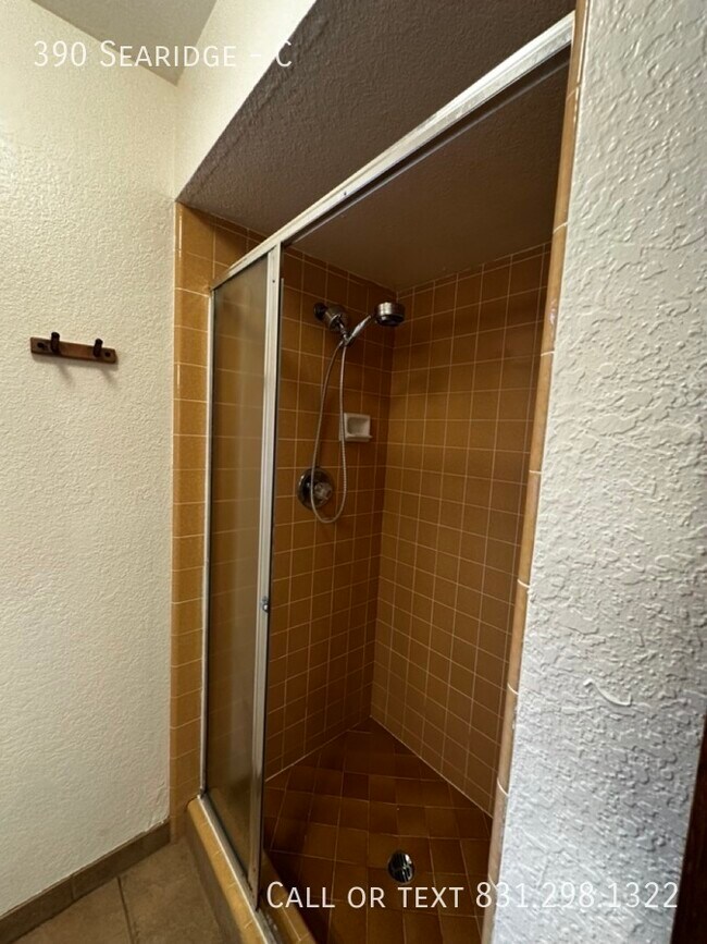 Building Photo - 390 Searidge-C