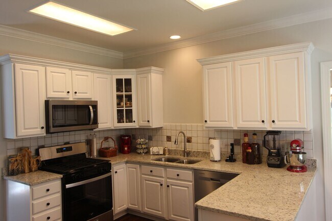 Building Photo - 4 Bedroom 2.5 Bath Lake Cyrus Beauty LOADE...