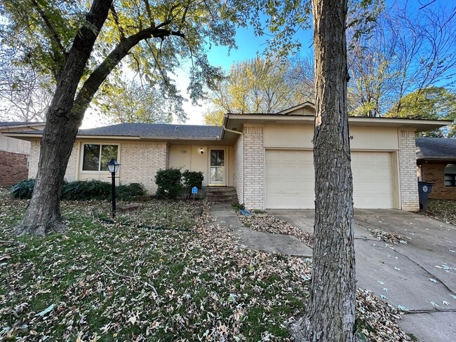 Primary Photo - Charming 3-Bed, 2-Bath Home in South Tulsa