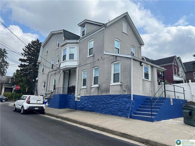 Building Photo - 702 Wyandotte St