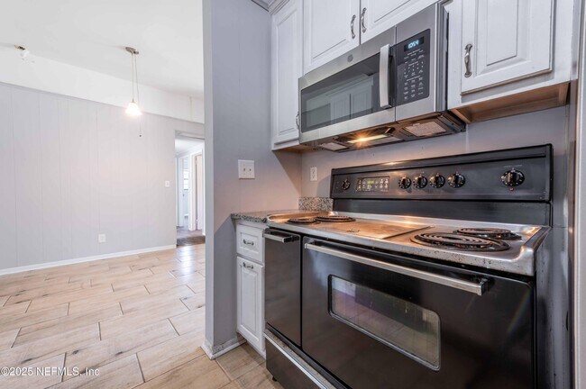 Building Photo - 777 La Marche Dr