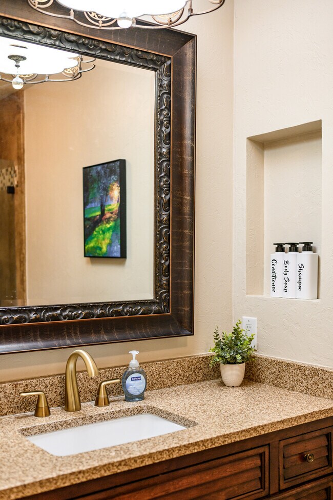 Building Photo - Elegant 5BR Furnished Estate with Pool & G...