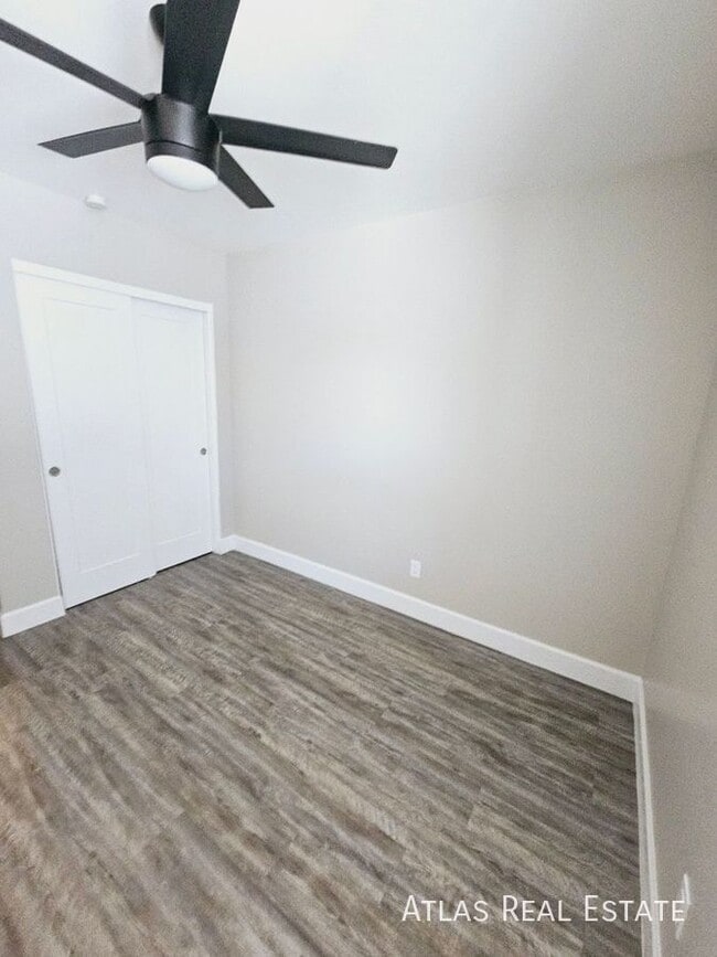 Building Photo - 2826 E Capri Cir