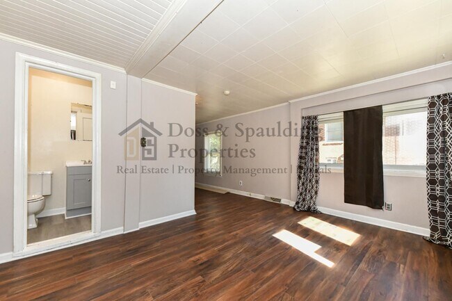 Building Photo - 1802 W Friendly Ave