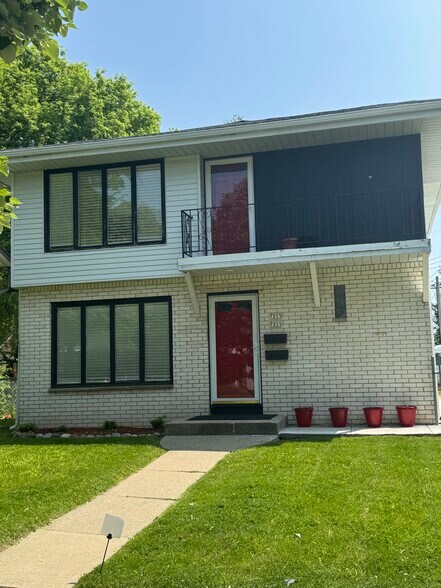 Front - 7211 W Brentwood Ave