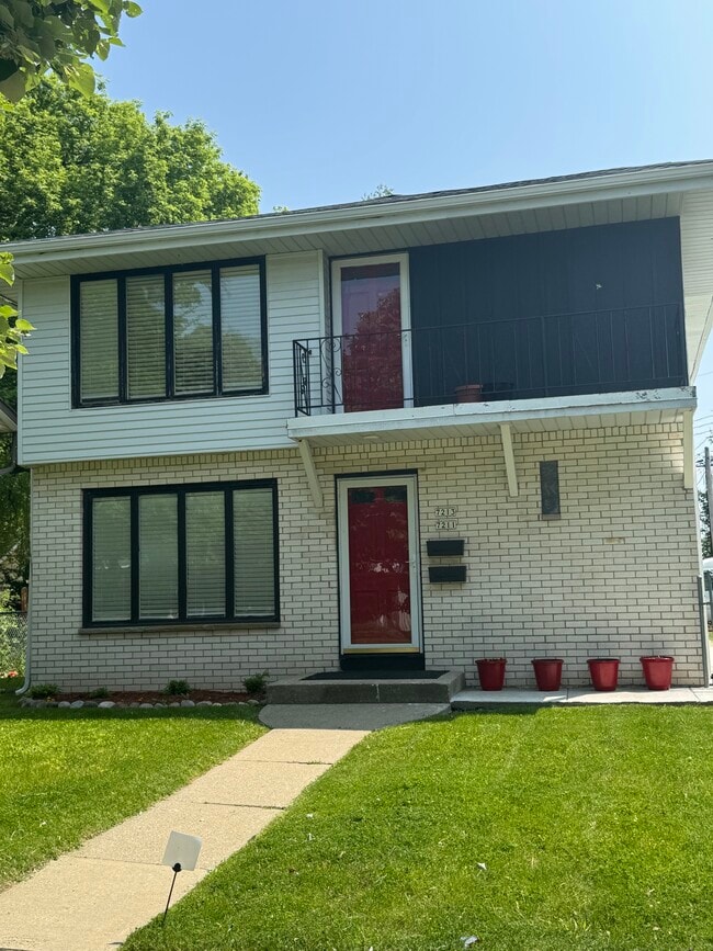 Building Photo - 7211 W Brentwood Ave