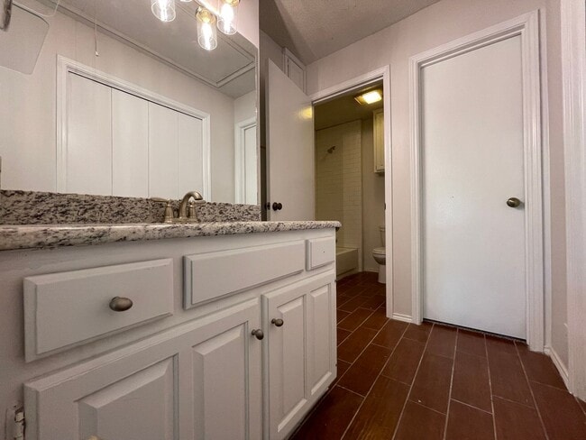 Building Photo - AVAILABLE NOW 2 BED 2 BATH TOWNHOME IN CLE...