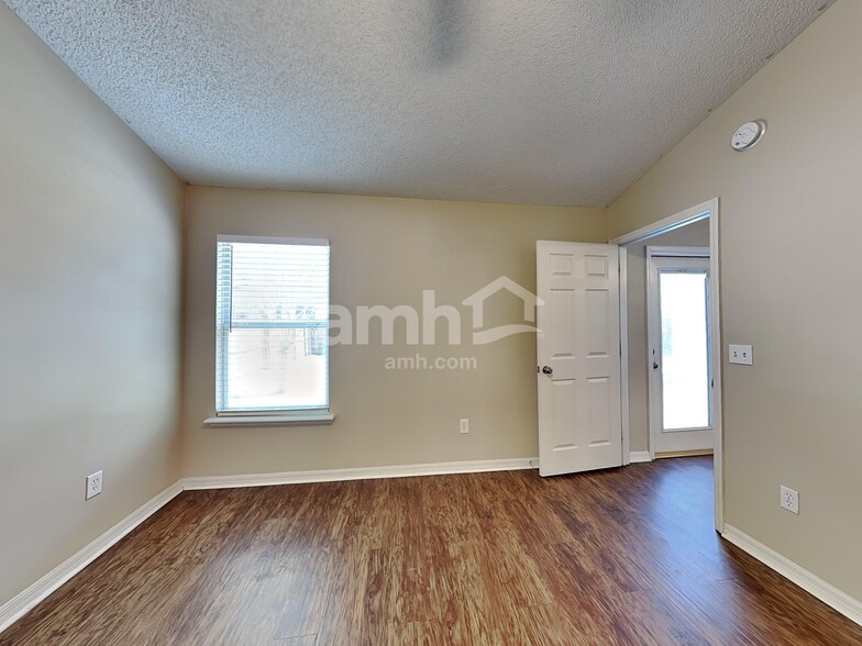 Building Photo - 1757 Chandelier Cir E