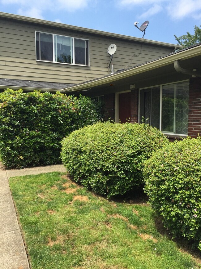 Building Photo - Corner 1bed, great location, bike storage,...