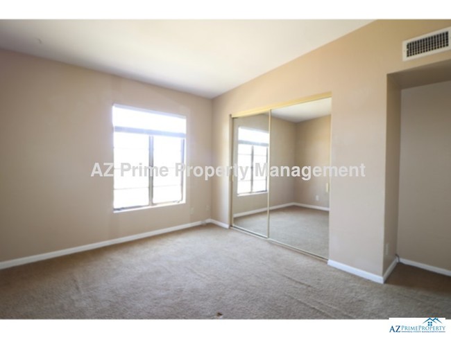 Building Photo - 5402 E Windsor Ave