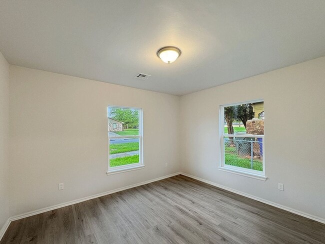 Building Photo - FOR RENT: Charming 2-Bedroom Home with a Versatile Bonus Room!
