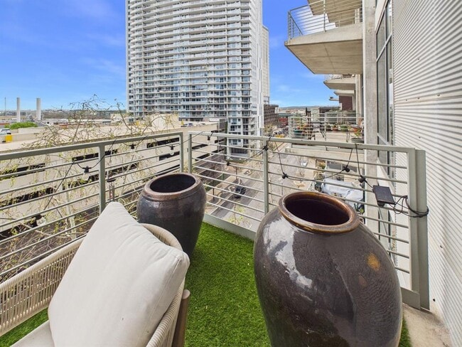 Building Photo - 800 W 5th St