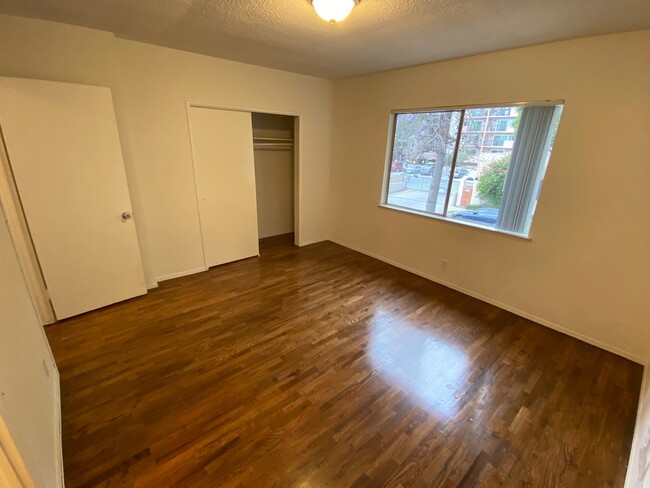 Building Photo - 1162 North Orange Grove Avenue