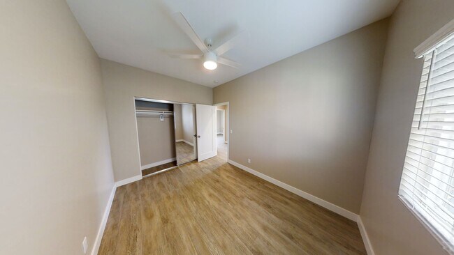 Building Photo - 4BD/2BA, Private Yard!!