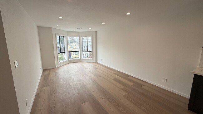 Building Photo - 1630 Oakdale Ave