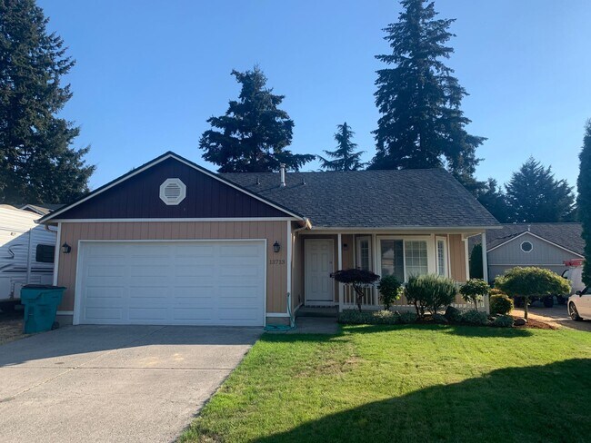 Building Photo - ***Newly Renovated Spacious and Bright 3 B...