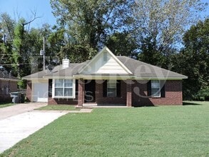 Building Photo - 2631 Parkview Dr