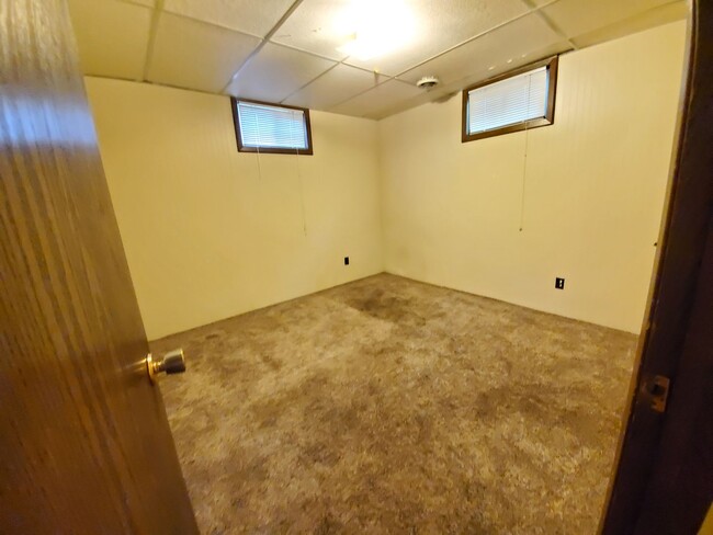Building Photo - 3 bed 2.5 bath townhouse