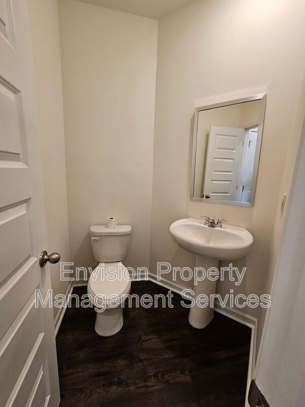 Building Photo - 611 Dairy Dr