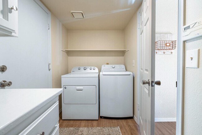 Building Photo - Stunning 4 Bedroom 2.5 bath in Woodward Park area!