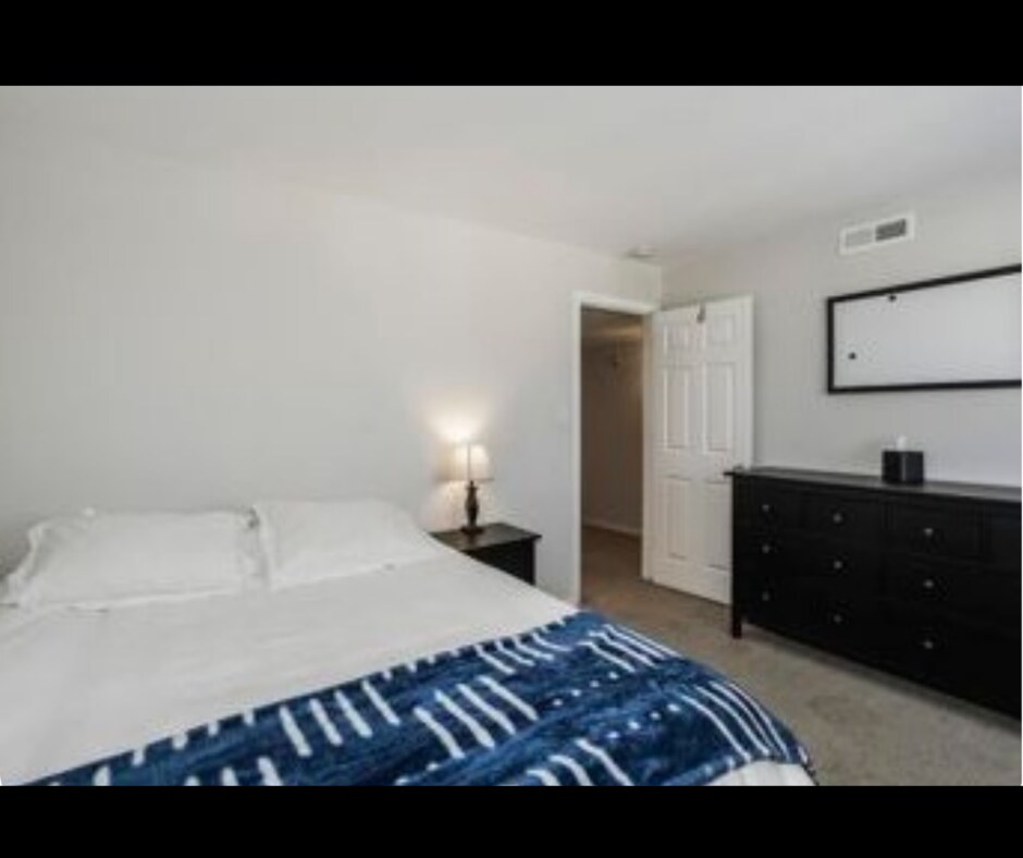Second furnished bedroom, perfect for guests or a home office. - 940 Calla Ave