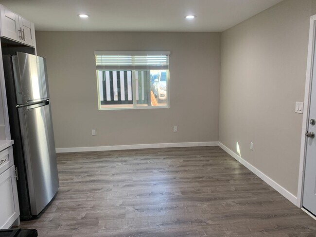 Building Photo - Nice 3 bedroom unit with Pool!  (Lease out, pending signatures. Check back in a few days!)