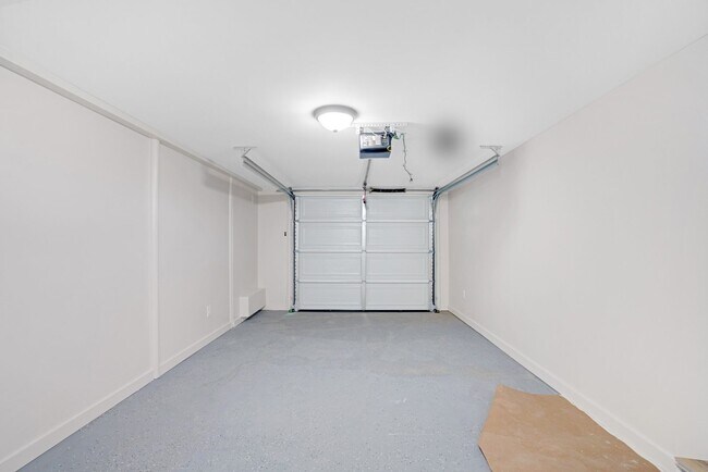 Building Photo - Beautiful Renovated 3 Bedroom Home For Ren...