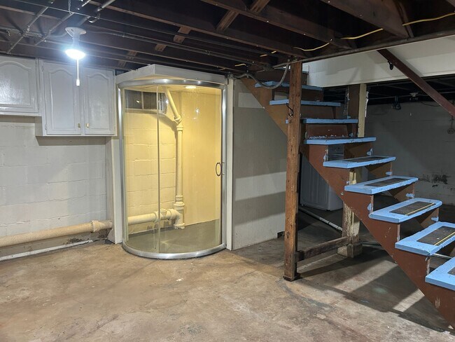 Building Photo - Private 2 bedroom 1 bath bungalow in Davenport