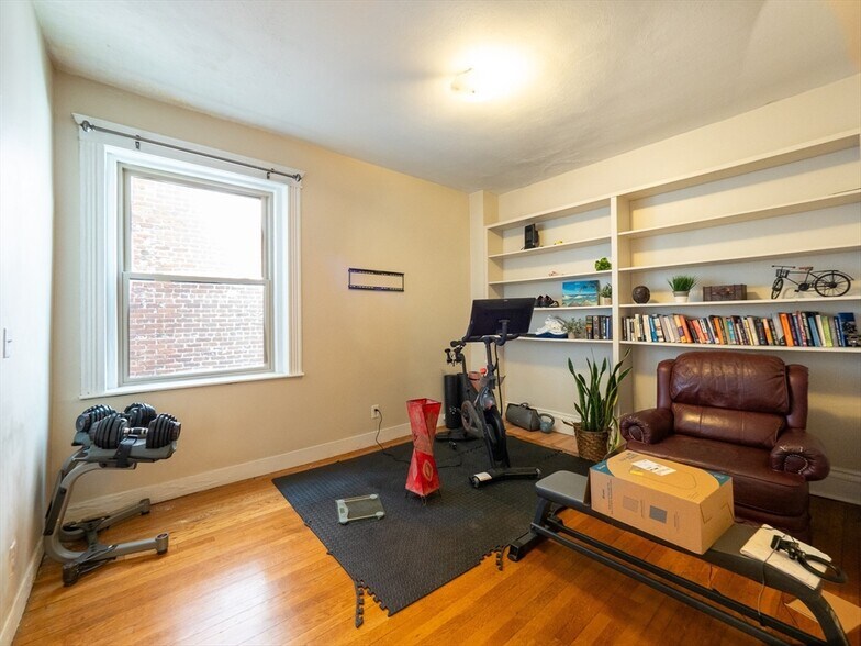 Building Photo - 323 Boylston St