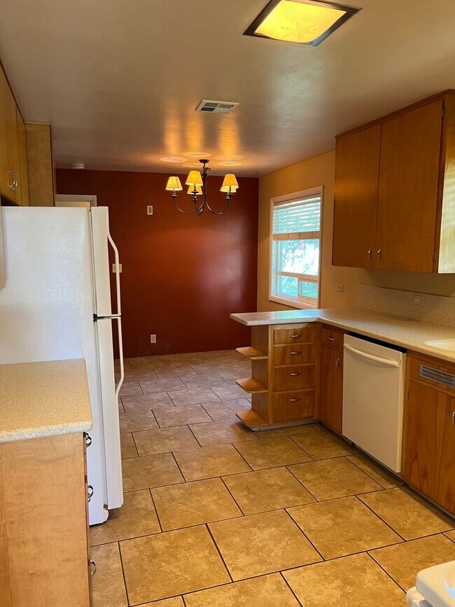 Building Photo - Suburbs Home