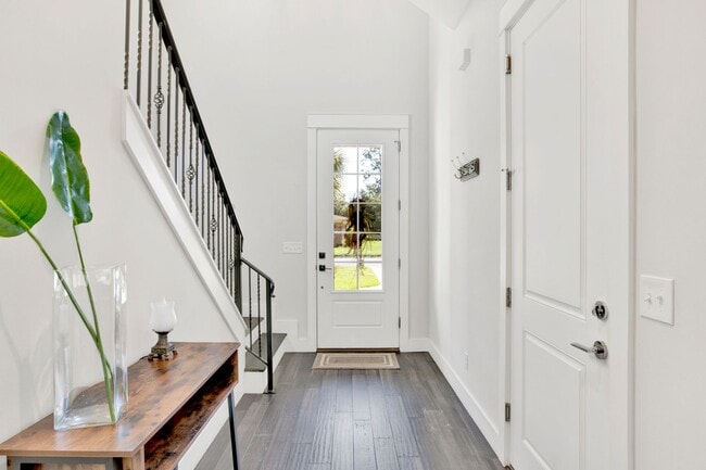 Building Photo - 3 bed East Hill Townhome