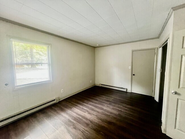 Building Photo - This Beautiful 4 bed 2.5 bath brick ranch ...