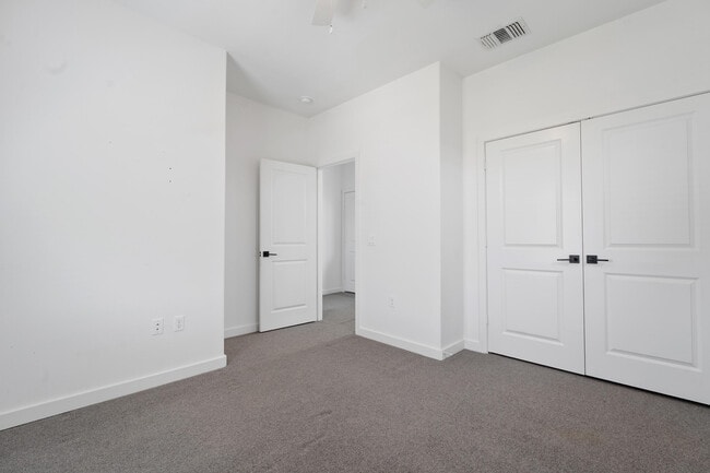 Building Photo - 10928 Norwich Ave