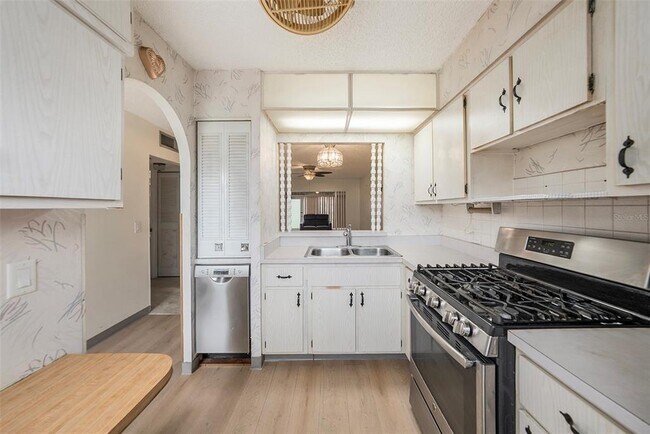 Building Photo - 2965 Flint Dr N