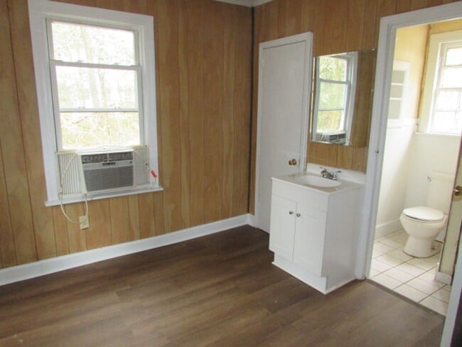 Building Photo - Small Single Family Home