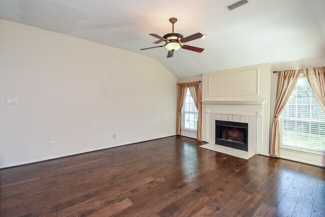 Building Photo - 807 Hyacinth Pl