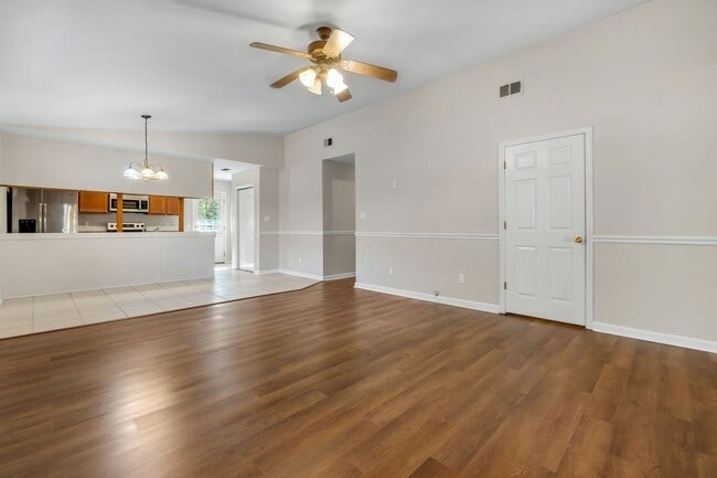 Building Photo - Cozy 3 Bedroom, 2 Bathroom abode with 2 car garage