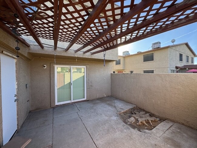 Building Photo - Remodeled Townhome in West Phoenix