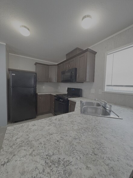 Building Photo - 27 W Manor St