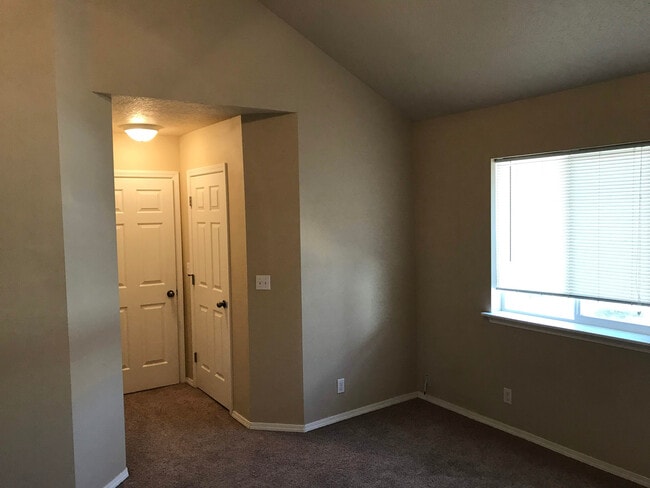 Building Photo - 3 Bedroom duplex on Bailey Hill Rd