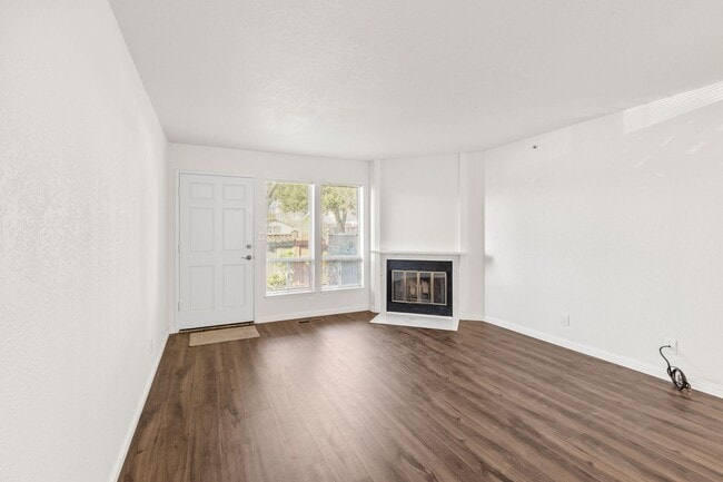 Building Photo - Bright 2 Bedroom 1.5 Bath Condo with Priva...