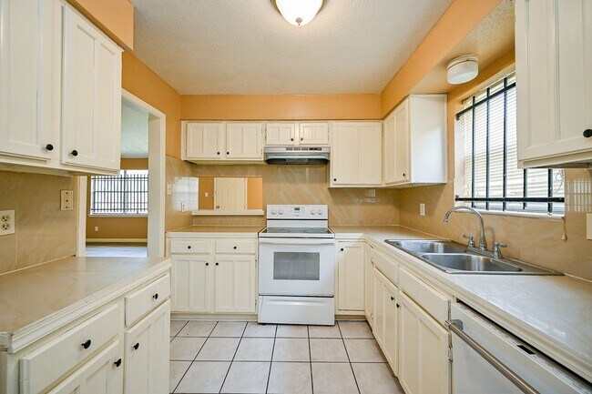 Building Photo - Nice 4 bd Rm Single Family Home