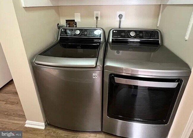 Building Photo - 10108 Sabin Dr