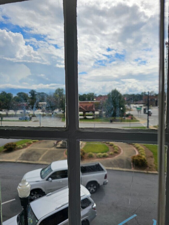 Building Photo - 103 E Main St