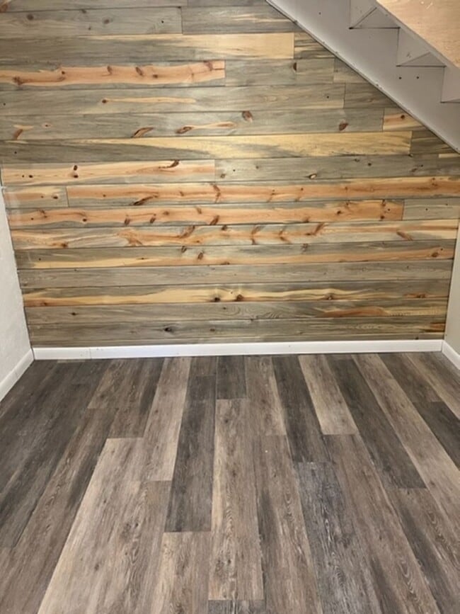 Building Photo - 4 BEDROOM HOME IN SKYWAY!!