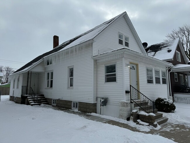 Primary Photo - 3 Bedroom with a Possible 4th Bay City Ren...